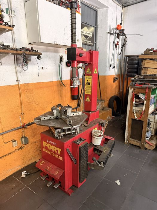 Maquina de montar e desmontar pneus