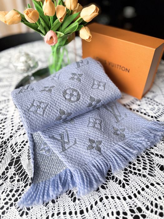 Nowy szal Louis Vuitton Logomania niebieski baby blue