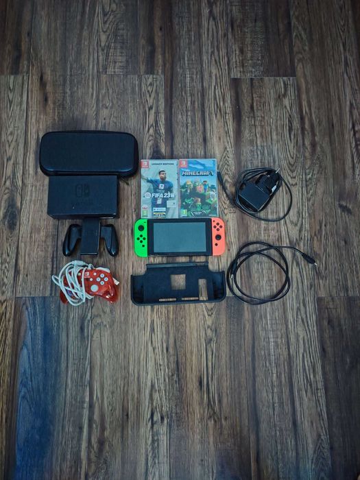 Nintendo Switch z grą Fifa 23 oraz z Minecraft