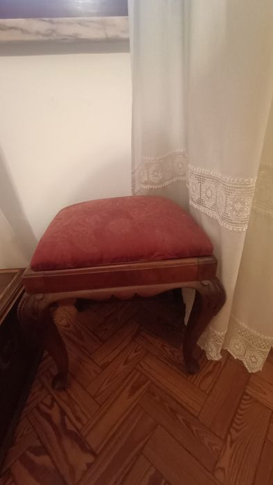 Cadeira com banco vermelho