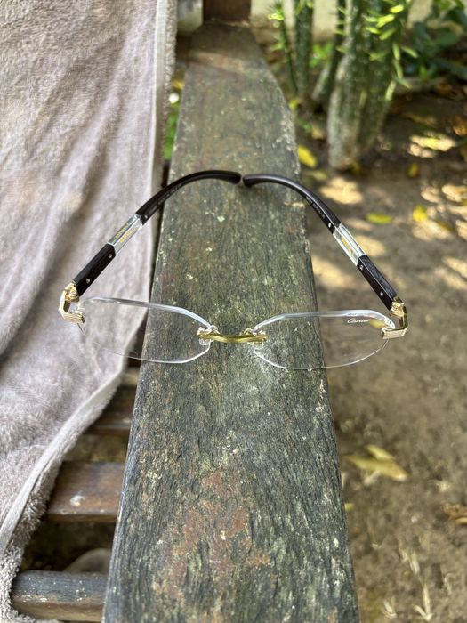 Oculos com  lentes brancas podem ser colocadas outras de cor