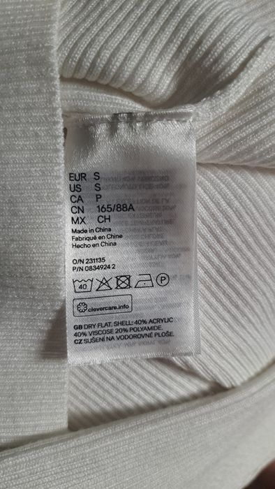 biały prążkowany golf z haftem motyli
