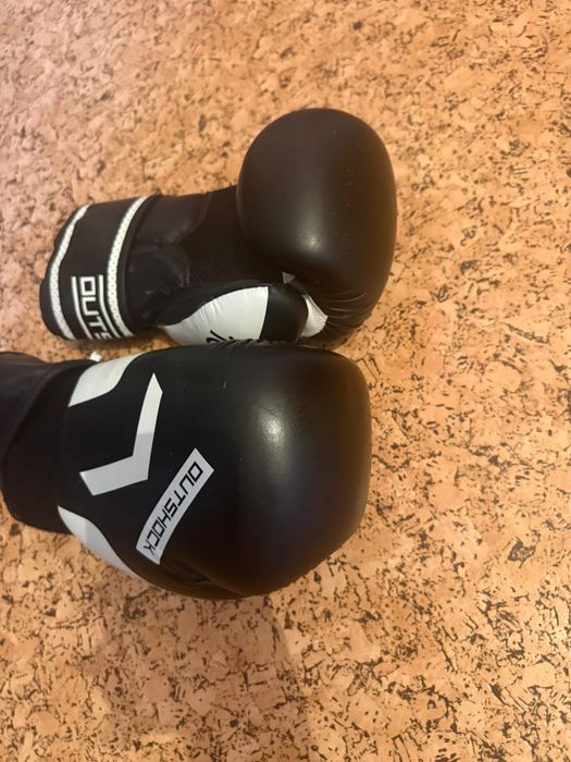 Saco de Boxe Suspenso Outshock 14kg + Luvas + fitas para a mão