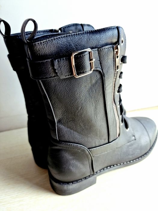 Botas Cano Médio Pretas Fivelas