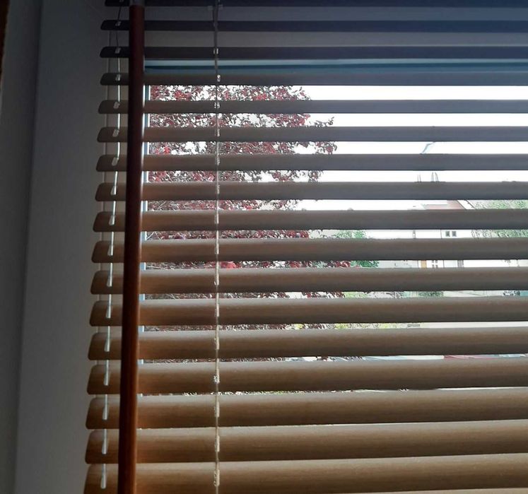 Żaluzja aluminiowa naokienna w kolorze drewna