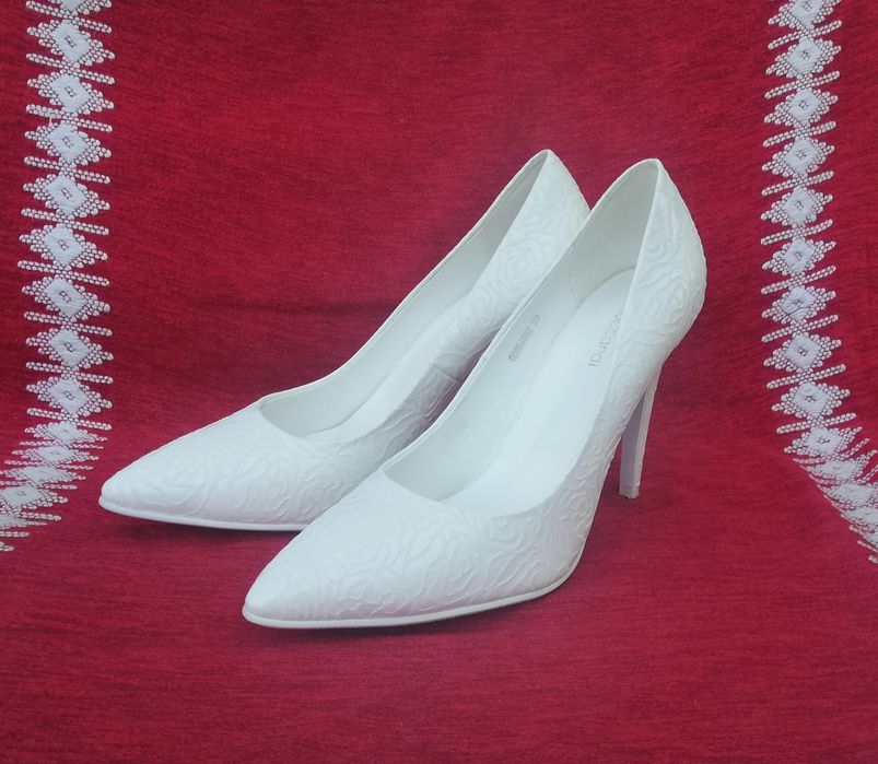 Весільні туфлі на підборах, розмір 39