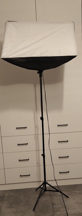 Lampa fotograficzna ze statywem