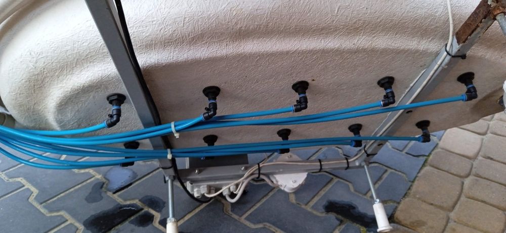 Wanna narożna z hydromasażem.