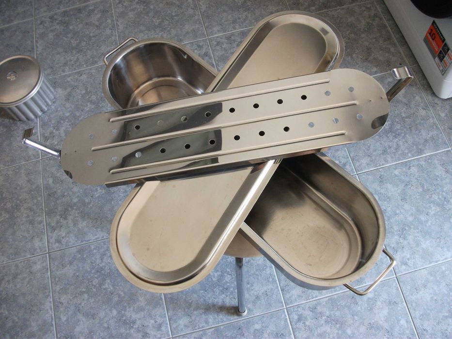 Tacho em aço inox próprio para cozer peixe inteiro.