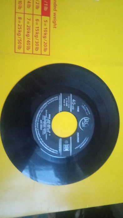 Disco vinil assinado por Elvis Presley.