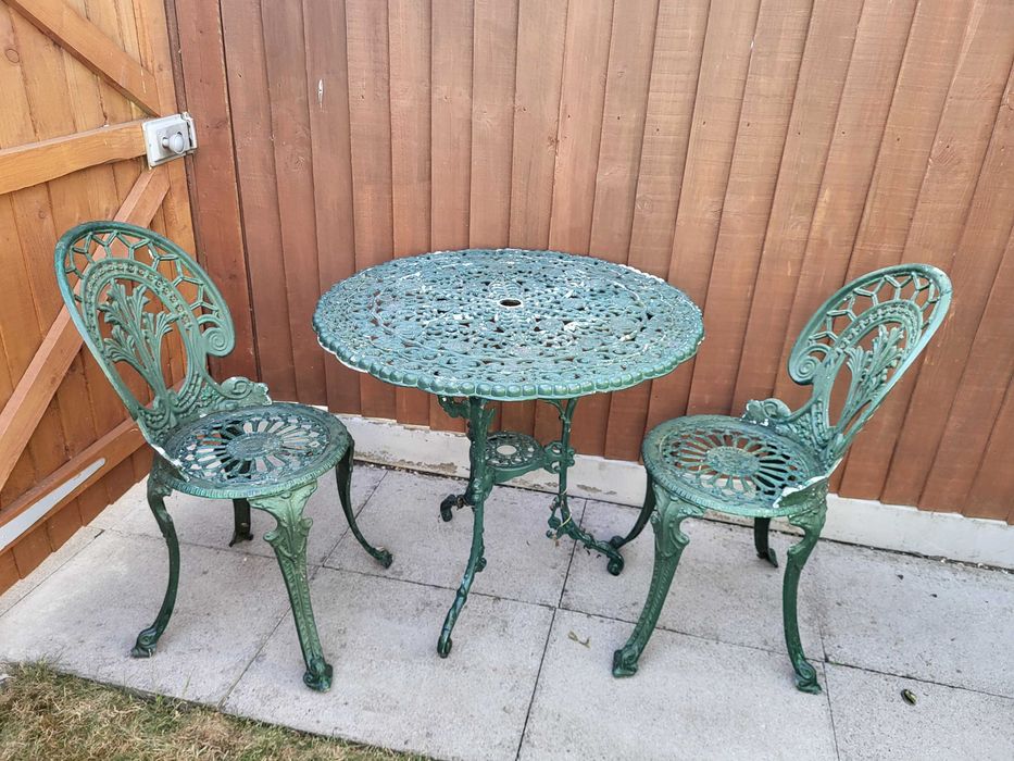 Zestaw całorocznych aluminiowych mebli ogrodowych. Stół +2 krzesła