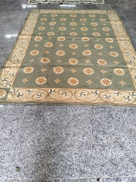 Três Carpetes de arraiolos muito bonitas