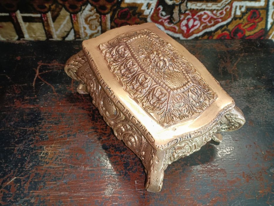 Imponente guarda-jóias antigo estilo barroco, em latão maciço, decoraç