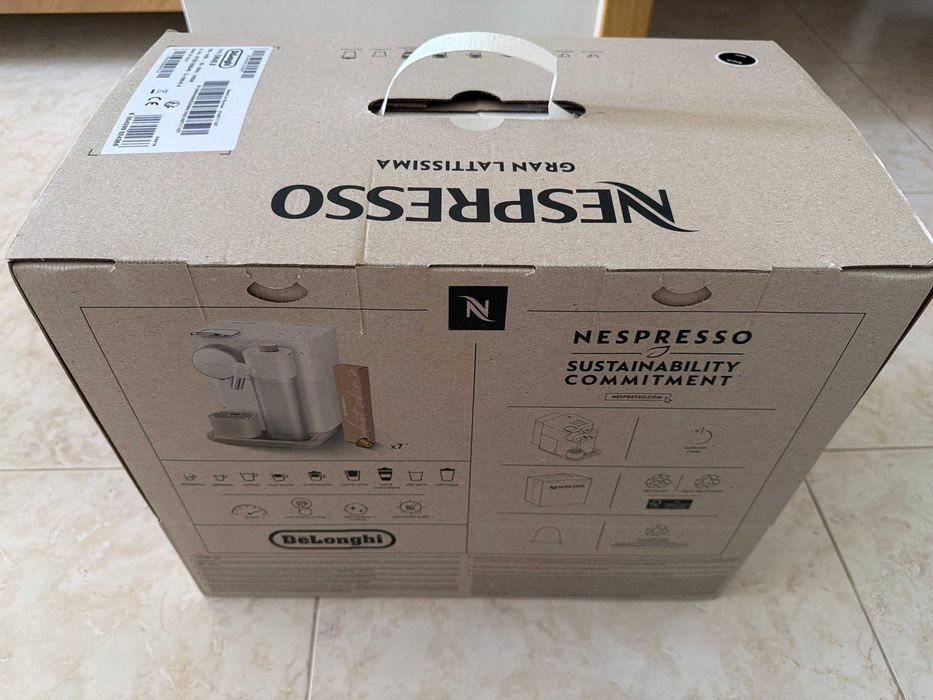 Maquina de Café DeLongui Preta - cápsulas Nespresso