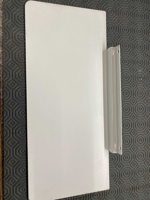 Prateleiras em metal lacado a branco