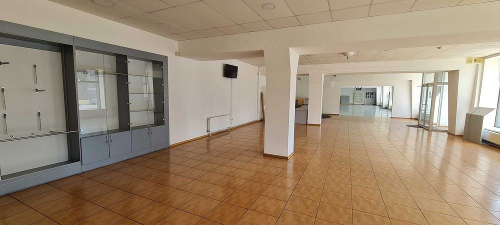 Продаж 790 кв.м. Фасадне приміщення та сто. вул. Космонавтів.