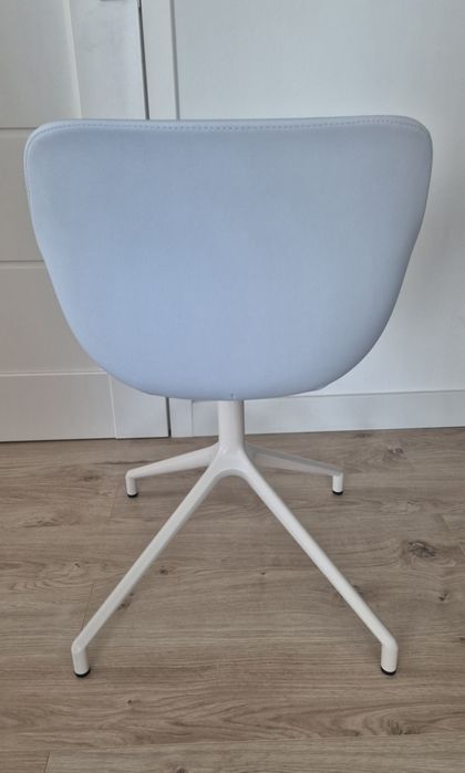 Designerski fotel .mdd – błękitny – beżowy stelaż, obrotowy