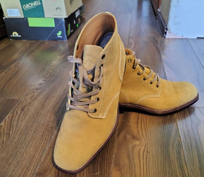 Japońskie buty ze skóry naturalnej.