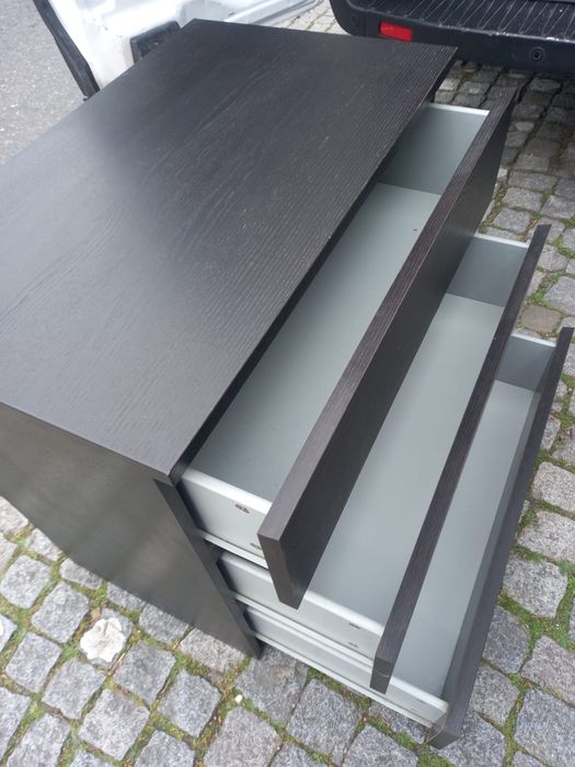 Cómoda preta em madeira