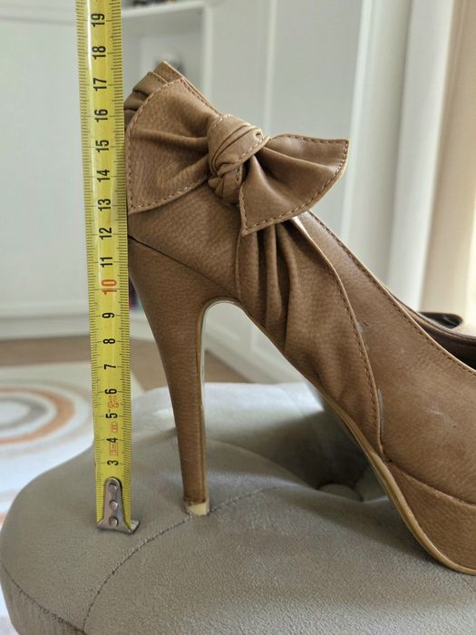 Infilio buty na obcasie szpilki 40 camel z kokardą na platformie