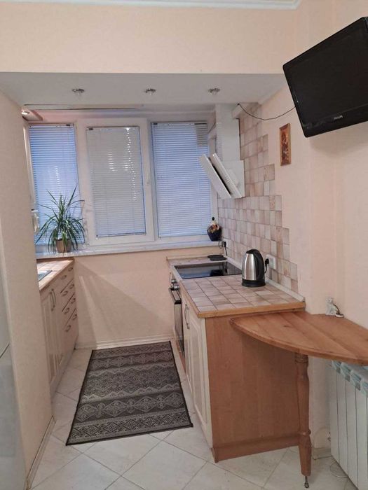 Здається світла та затишна квартира в будинку-шоколадці на Антоновича.