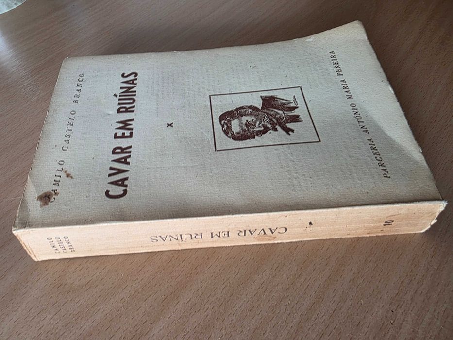 Livro "Cavar em Ruinas" de Camilo Castelo Branco