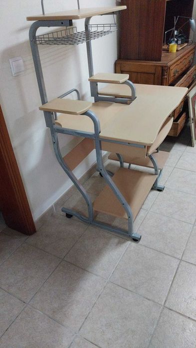 Secretária com apoios, divisórias e arrumação, de metal e madeira