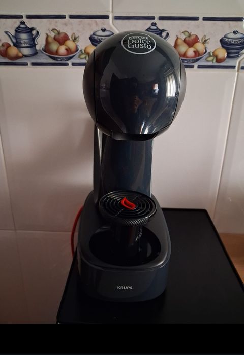 Maquina de café Krups Dolce Gusto Infinissima e base suporte para cápsulas