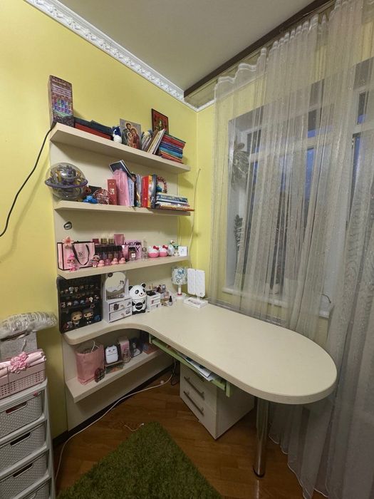 Дитячі меблі комплектом: двоярусне ліжко, комод, письмовий стіл