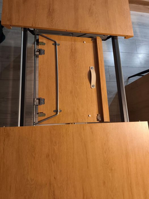 Stół rozkładany z metalowymi nogami