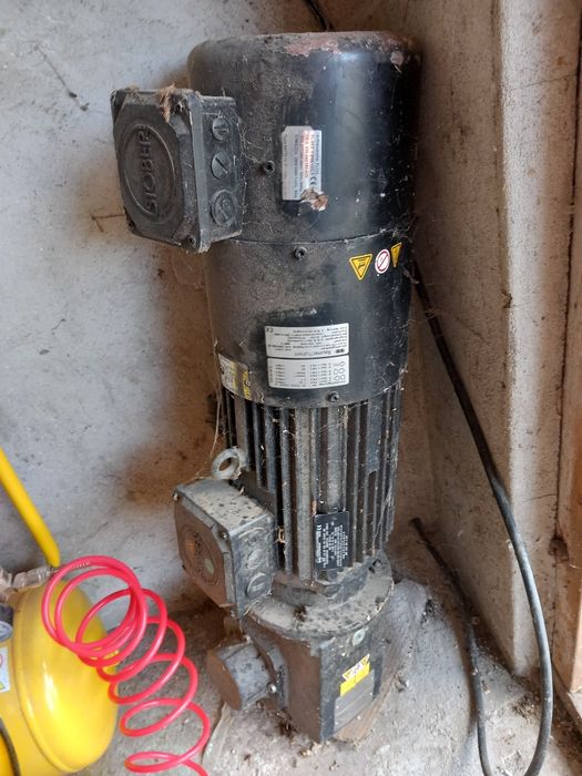 Silnik trójfazowy 220-240 / 380/420v 50/60 Hz