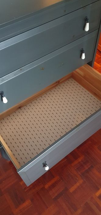 Cómoda Ikea cinzenta 3 gavetas