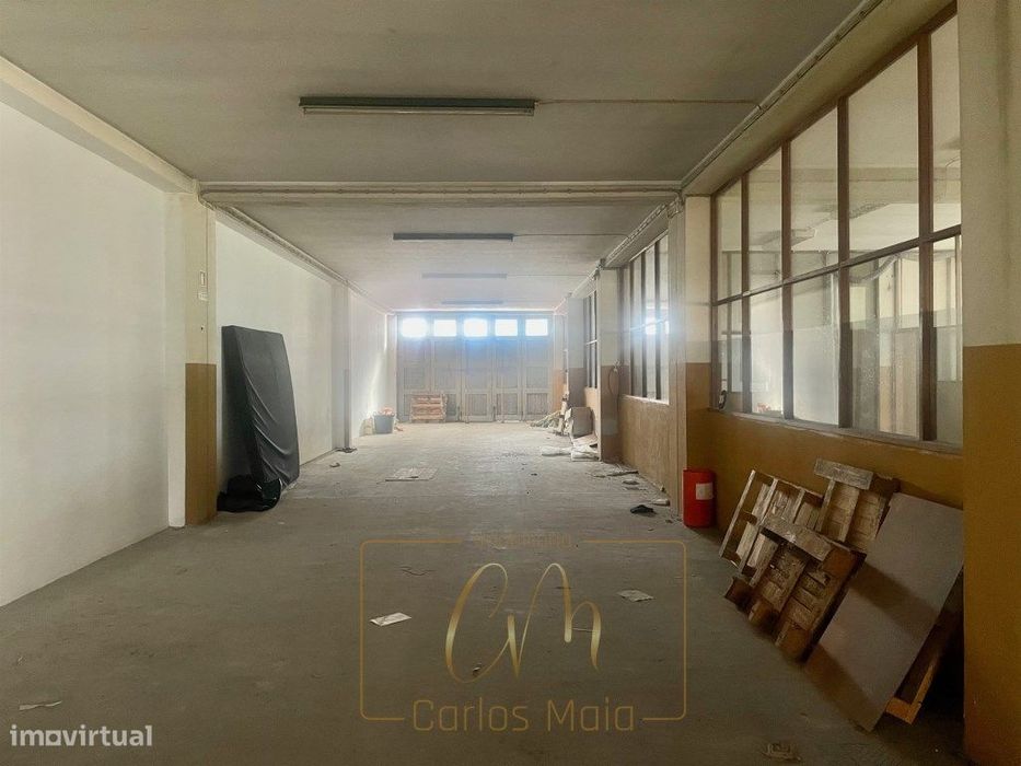 Armazém com cerca de 800m2 , com logradouro