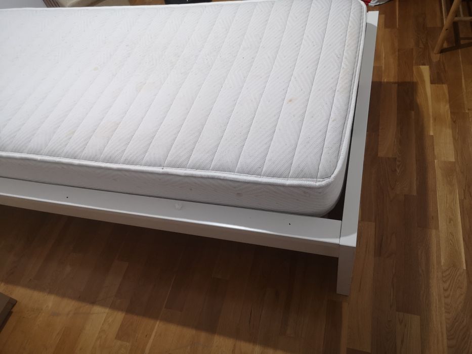 Cama individual branca