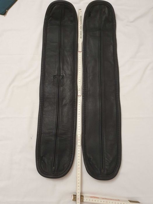 Чехол из натуральной кожи размером 75х15 см.