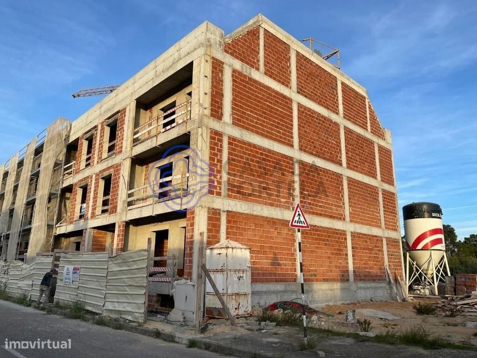 T3 Duplex com varandas, suíte, arrumos amplos e estacionamento, pensad