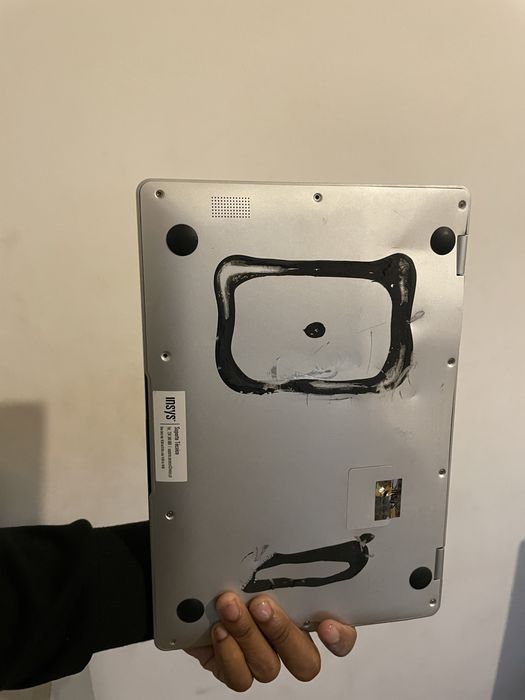 Computador portátil INSYS com teclado e carregador — funcional