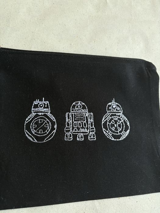 Czarna kosmetyczka z haftem - roboty, Star Wars, sci-fi, na prezent