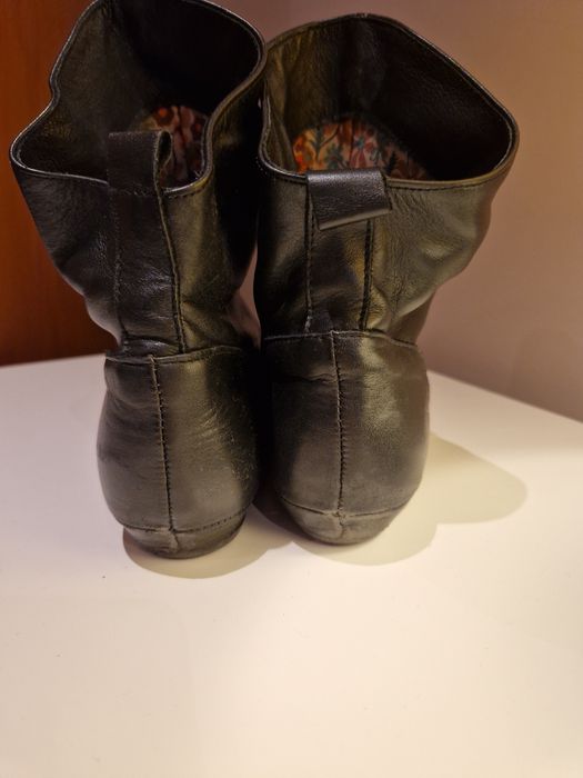Botins em couro preto