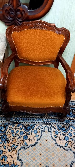 Антикварный мягкий уголок для отдыха
