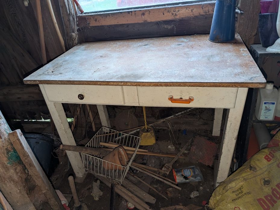 Stary stół do renowacji