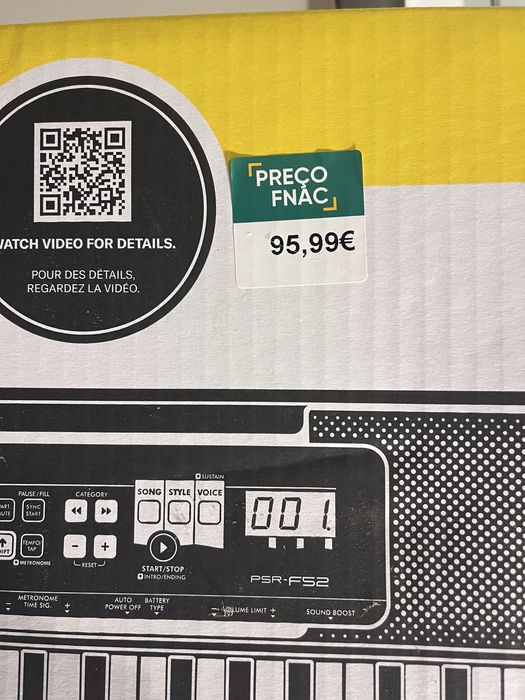 Teclado Yamaha PSR-F52 com suporte