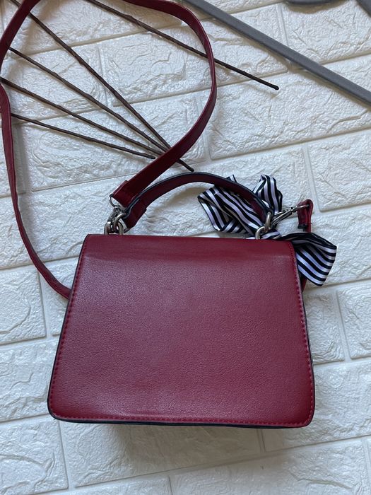 Стильна червона сумка крос- боді з шипами  еко шкіра стан новий