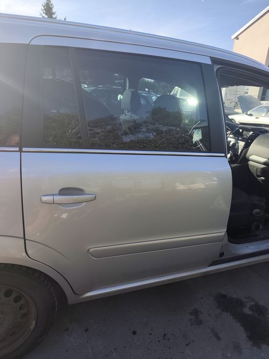 Opel Zafira B drzwi prawy tył z157