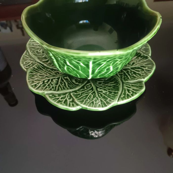Taça e prato tradicional em representação das Caldas da Rainha