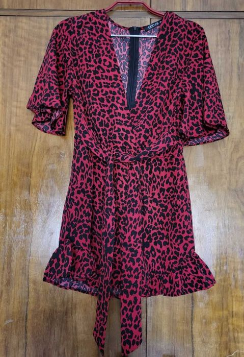 Macacão estampado animal vermelho e preto, tamanho M