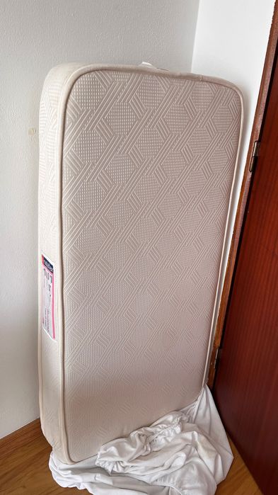 Berço com colchão e roupa de cama em ótimo estado