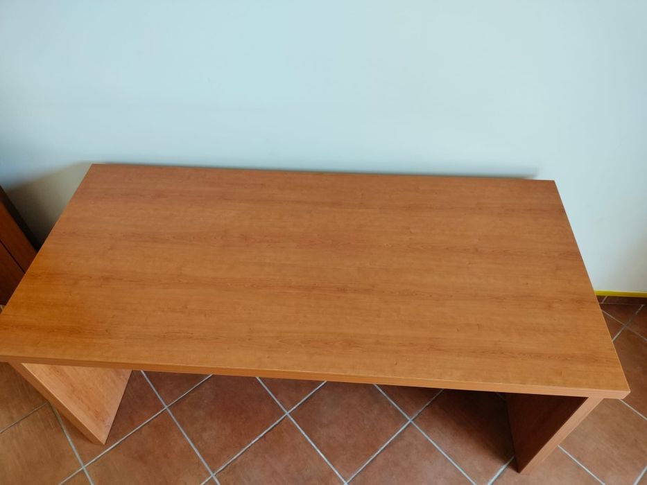 Secretária madeira - 1,60 Mt x 0,75 MT (comp. x larg.)