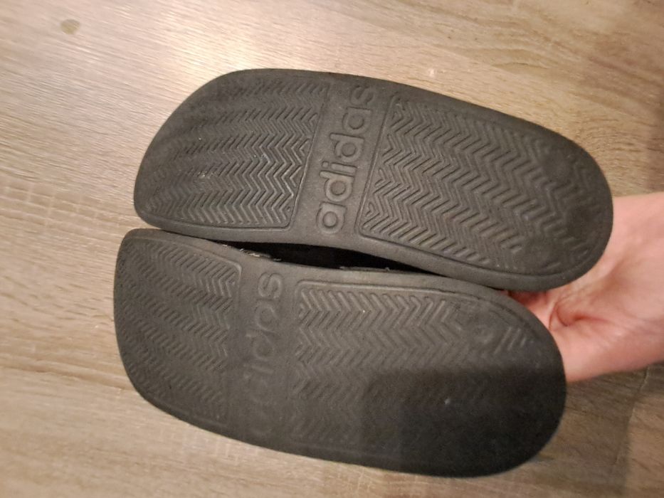 Sandały Adidas chłopięce r. 35 (23 cm) – jak nowe.