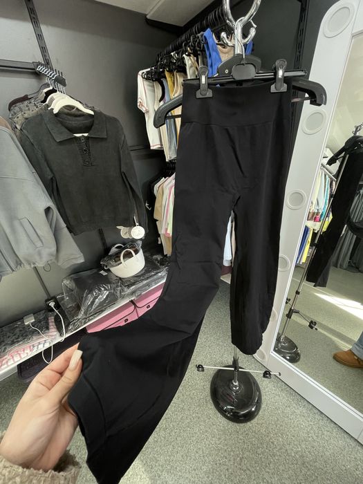 Стильні чорні легінси-кльош